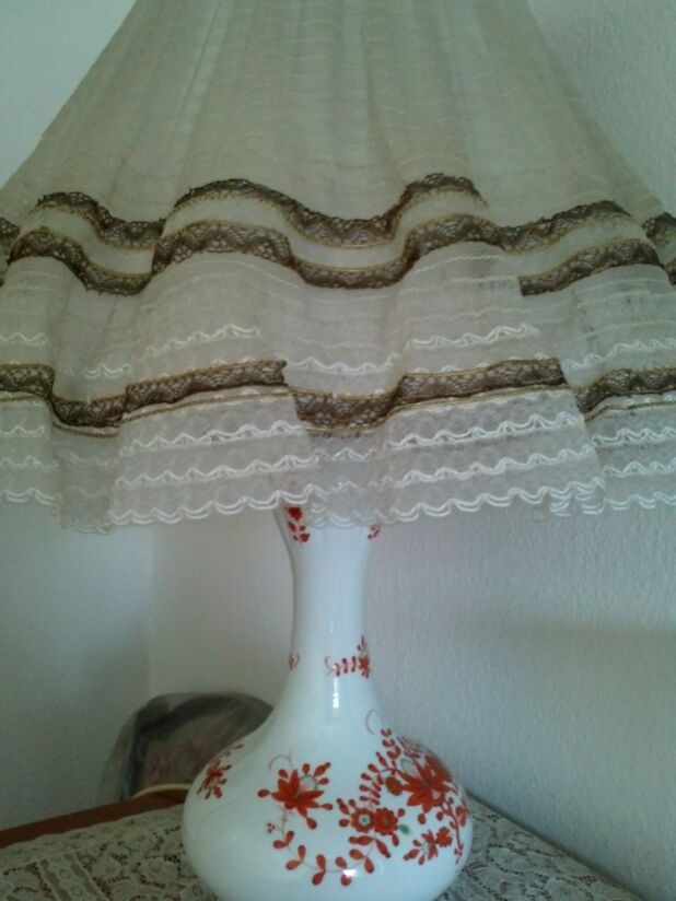 Meissenlampe, elektrisch, Weiss mit rotem Blumenmuster (Nr. 00021)